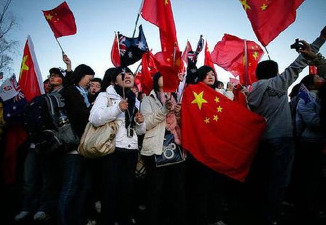 李湘开通二手平台,毛巾卖1560元引争议,被质疑后发文称全场10元
