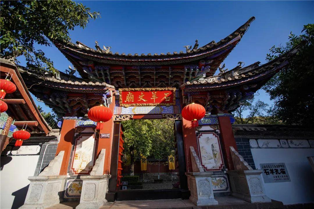 柳岩恋情曝光？神秘男子贴心陪伴，共度甜蜜时光