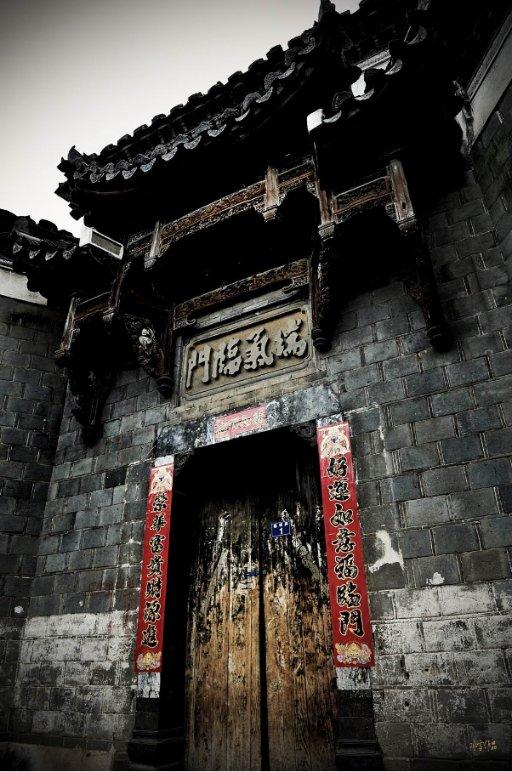 朋友与人起冲突，男生冲过来打了她，她怪我为什么不帮她，我离她当时比较远正在上课但也拦了？游戏画面